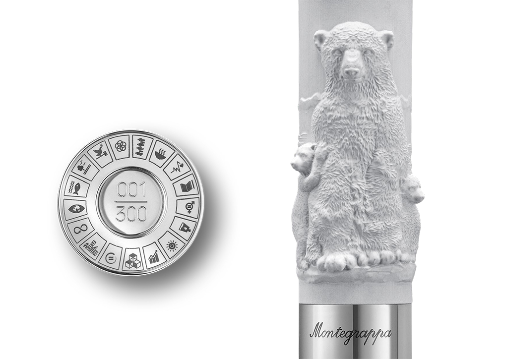 Латунные скульптурки белых медведей символизируют хрупкость жизни, поскольку им приходится бороться за выживание во все более враждебном климате