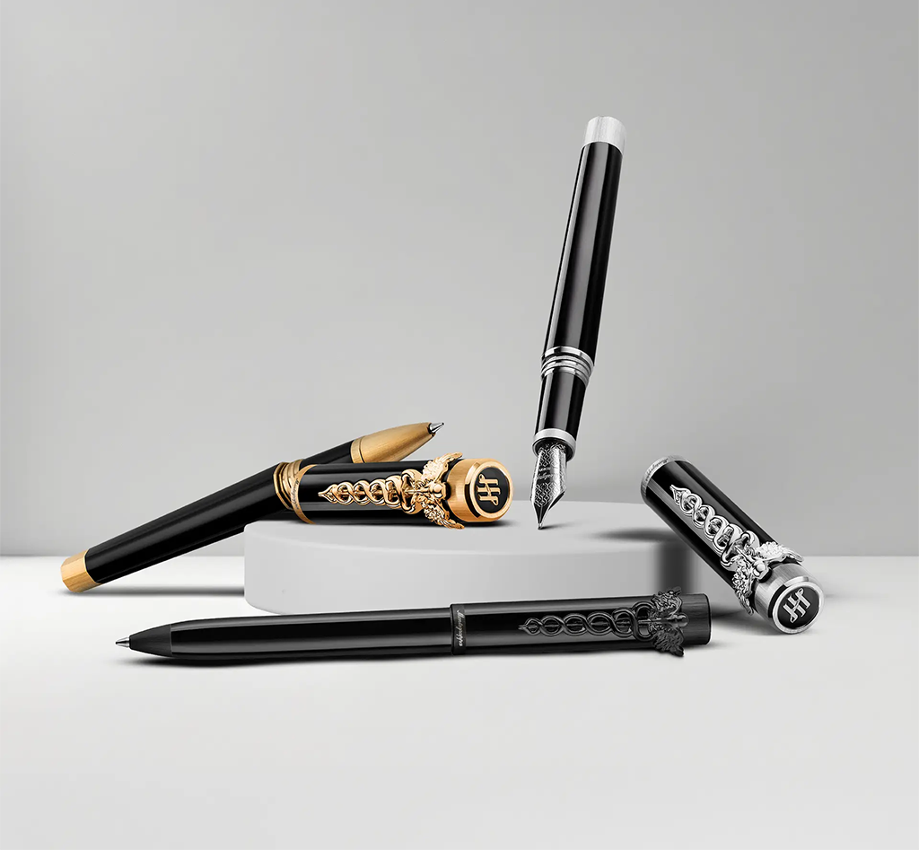 На фото: роллер, перьевая ручка и шариковая ручка, все Montegrappa Zero Caduceus