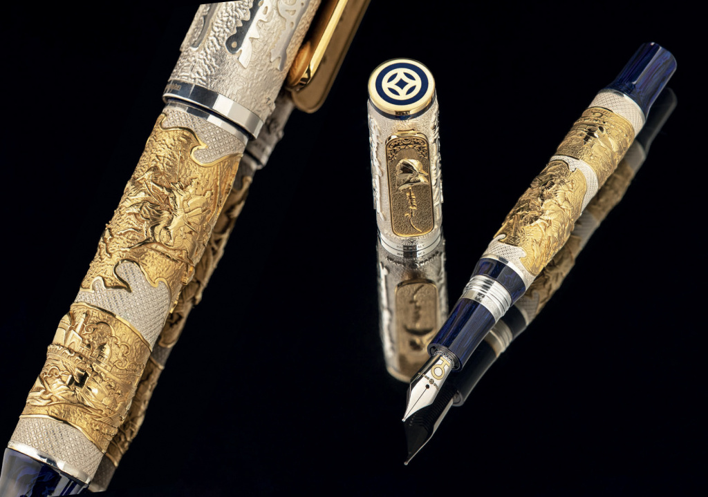 Корпус украшен позолоченной панорамой, изображающей монгольских всадников